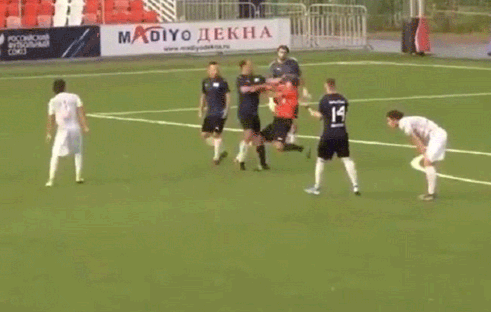 LEGENDI SE SMEŠI ROBIJA: Čuveni fudbaler divljački pretukao sudiju na <span style='color:red;'><b>revija</b></span>lnoj utakmici poznatih! (VIDEO)